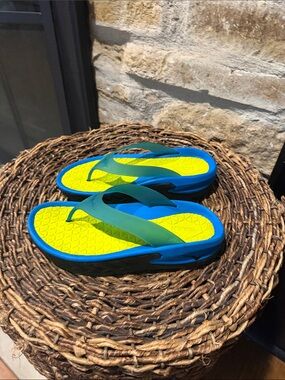 Hoka one one recovery sandals Blue/Green Flip Flop Sandals - Lime Footbed Sz 8